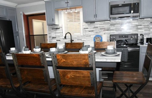 Livingston House | Home Away from Home! Newly remodeled!