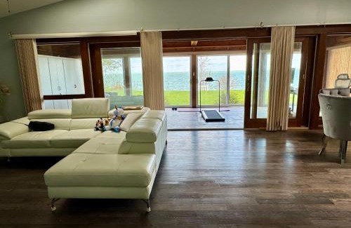 Town of Porter House | Home away on Lake Ontario