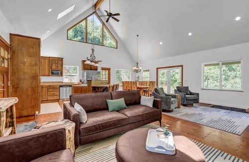 Kaweah House | Home in Nature - Full kitchen - Sleeps 10