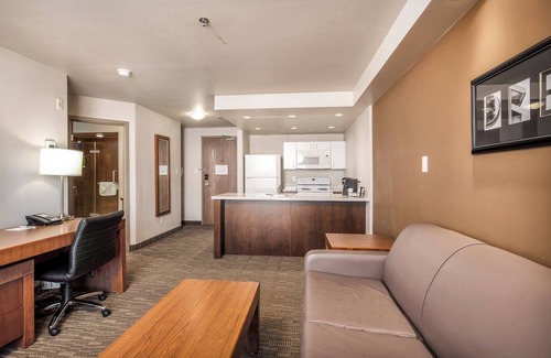 Regina Hotel | Home Inn & Suites Regina East