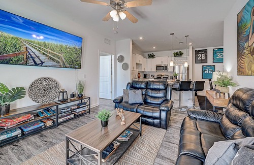 Jacksonville Apartment | ⭐HOME OF THE JAGUARS⭐private patio, w/POOL Near Downtown, NAS & Shopping