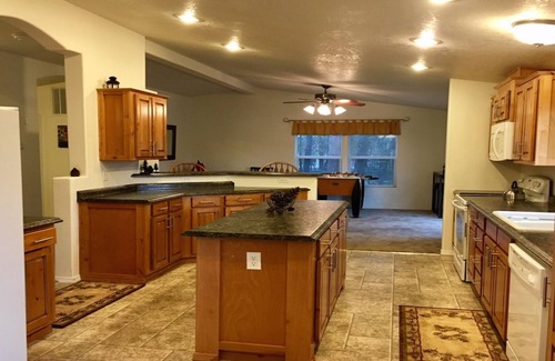 Trail House | "Home on The Rogue" - Gateway to Crater Lake!