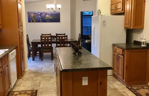 Trail House | "Home on The Rogue" - Gateway to Crater Lake!