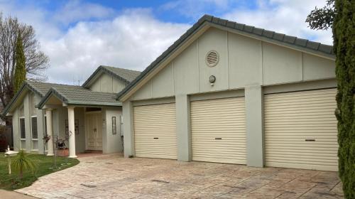 Swan Hill House | HOME STAY on HIGH Queen Bed -Private Home -Private Bathroom