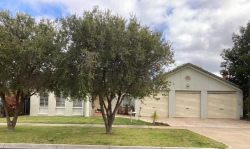 Swan Hill House | HOME STAY on HIGH Queen Bed -Private Home -Private Bathroom