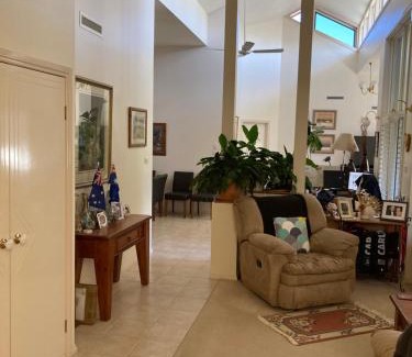 Swan Hill House | HOME STAY on HIGH Queen Bed -Private Home -Private Bathroom