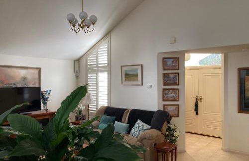 Swan Hill House | HOME STAY on HIGH Queen Bed -Private Home -Private Bathroom