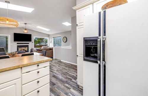 Tierra Del Mar House | Home with gas fireplace, washer/dryer, & 2 outdoor spaces - walk to beach