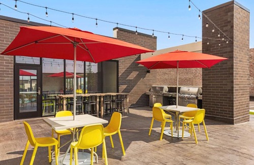 West Allis Hotel | Home2 Suites By Hilton Milwaukee West