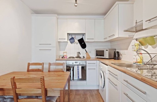 Hackney Wick Apartment | Homely 2BD Flat in Homerton