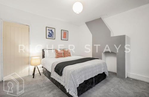 Aylesbury House | Homely 3-Bedroom Retreat with Garden & Living Room