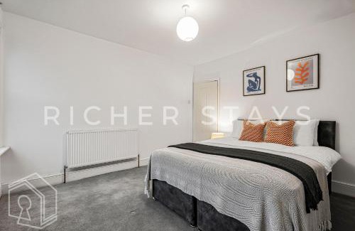 Aylesbury House | Homely 3-Bedroom Retreat with Garden & Living Room