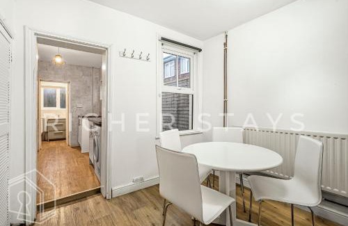 Aylesbury House | Homely 3-Bedroom Retreat with Garden & Living Room