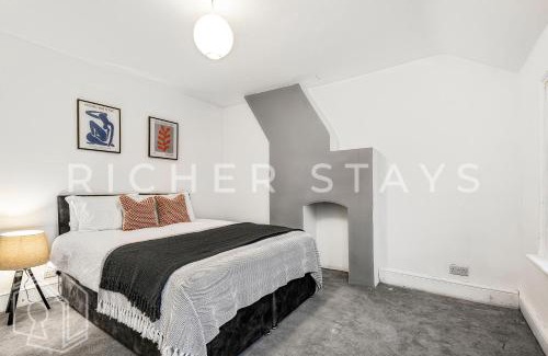 Aylesbury House | Homely 3-Bedroom Retreat with Garden & Living Room