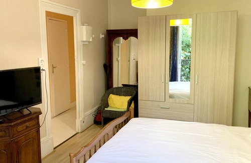 Neris-les-Bains Apartment | Homerez - Amazing appartement for 2 ppl. with balcony at Néris-les-Bains