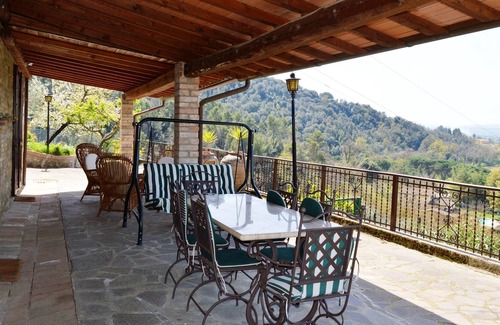 Torgiano Apartment | Homerez - Appartement for 5 ppl. with shared pool and terrace at Torgiano
