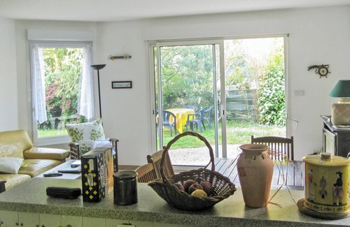Ambon House | Homerez - Charming House in Ambon + Enclosed Garden