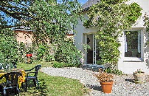 Ambon House | Homerez - Charming House in Ambon + Enclosed Garden