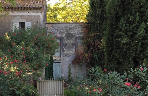 Costieres House | Homerez - Charming house in Nîmes with private garden