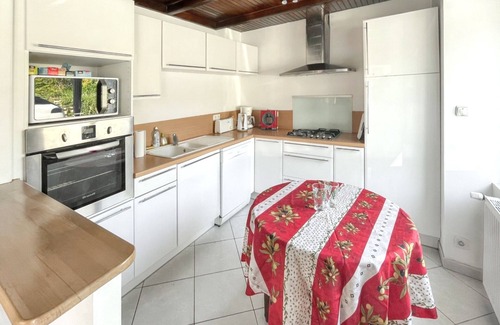 Fouesnant House | Homerez - Inviting House in Fouesnant with Large Garden