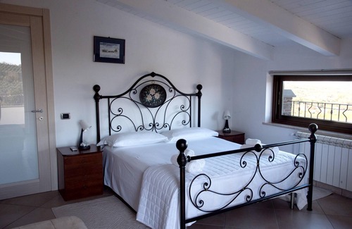 Caiazzo House | Homerez - Nice house for 6 ppl. with shared pool and garden at Bosco di Caiazzo