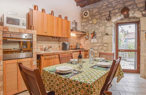 Casa Papa Apartment | Homerez - Spacious Apartment in Modica with Shared Pool & Garden