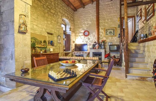 Casa Papa Apartment | Homerez - Spacious Apartment in Modica with Shared Pool & Garden