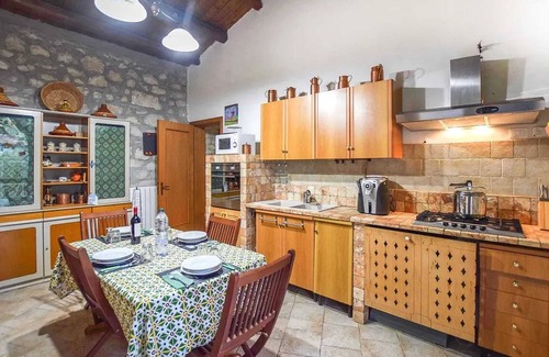 Casa Papa Apartment | Homerez - Spacious Apartment in Modica with Shared Pool & Garden