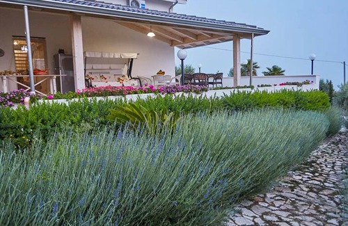 Favara Villa | Homerez - Spacious villa 10 km away from the beach for 6 ppl. with swimming-pool