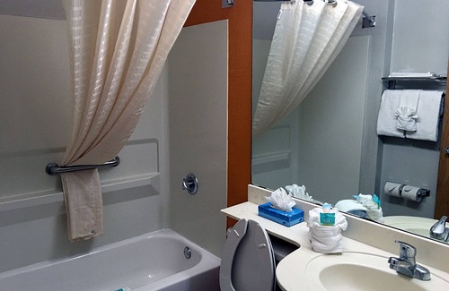 Southpoint Hotel | Hometown Inn & Suites Jacksonville - Butler Blvd./Southpoint