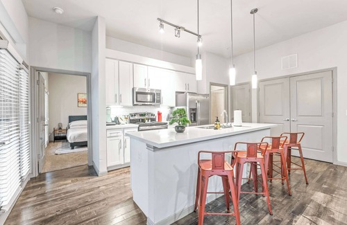 Windsor Park Apartment | Homey 2BR suite close to Downtown w/fast WiFi