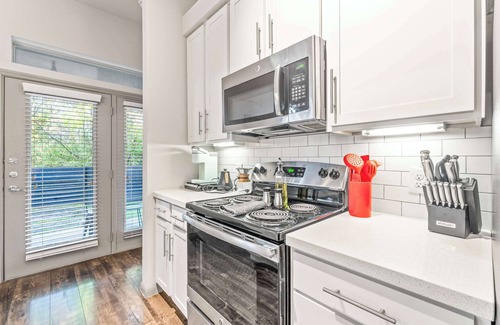 Windsor Park Apartment | Homey 2BR suite close to Downtown w/fast WiFi