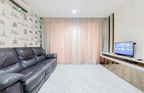 Pinang Apartment | Homey and Modern 1BR at Paddington Heights Apartment By Travelio