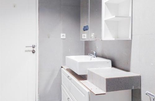 Pinang Apartment | Homey and Modern 1BR at Paddington Heights Apartment By Travelio