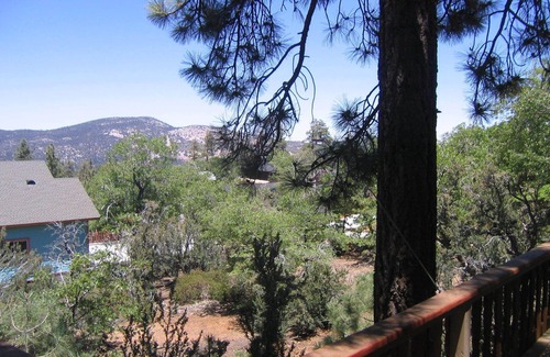 Upper Moonridge House | Homey Big Bear Mountain Retreat Family and Pet Friendly