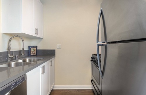 Sawtelle Apartment | Homey Brentwood Studio w/Pool near Whole Foods, UCLA by Blueground