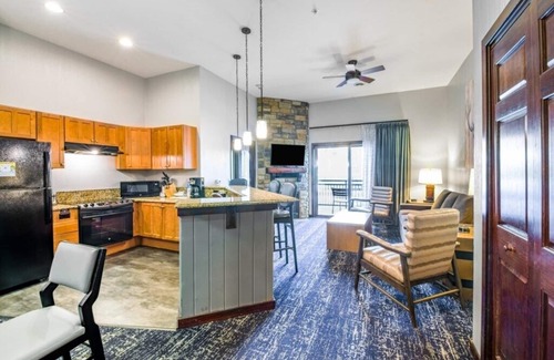 Lake Delton Condo | Homey Club Wyndham Glacier Canyon, 2 Bedroom Deluxe Suite