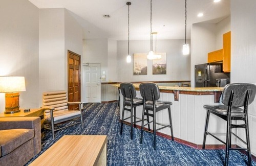 Lake Delton Condo | Homey Club Wyndham Glacier Canyon, 2 Bedroom Deluxe Suite