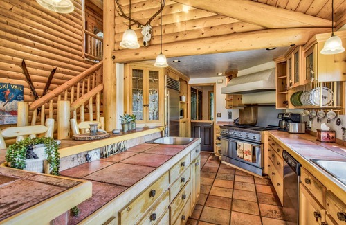 Florissant House | Honey Bear Lodge,Private 36.3 acre Fishing Lodge.Rare High Speed Starlink Wifi,Pet Friendly,Hot Tub