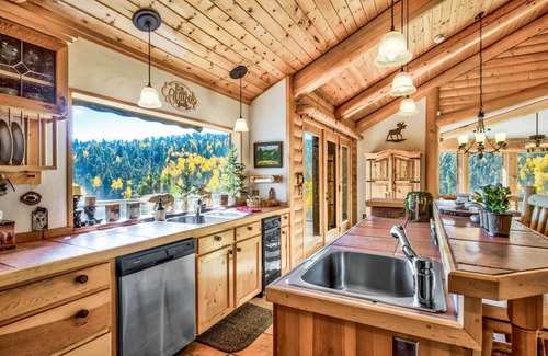 Florissant House | Honey Bear Lodge,Private 36.3 acre Fishing Lodge.Rare High Speed Starlink Wifi,Pet Friendly,Hot Tub