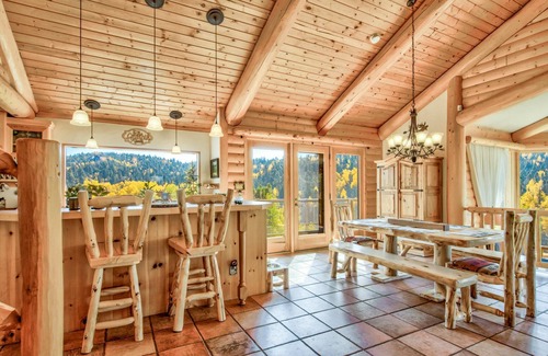 Florissant House | Honey Bear Lodge,Private 36.3 acre Fishing Lodge.Rare High Speed Starlink Wifi,Pet Friendly,Hot Tub