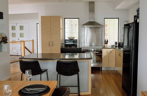 Mapleton House | Honey Dale - Executive Luxury Hilltop Hideaway Private with Stunning Views!