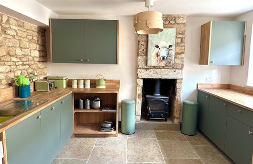 Winchcombe Cottage | Honey stone and style year round