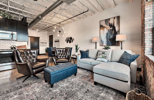 Brazos Condo | HoneyBear Haven- Short Walk To The Silos