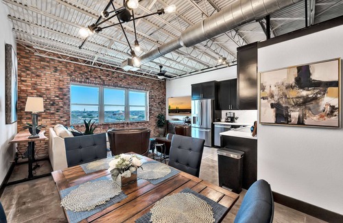 Brazos Condo | HoneyBear Haven- Short Walk To The Silos