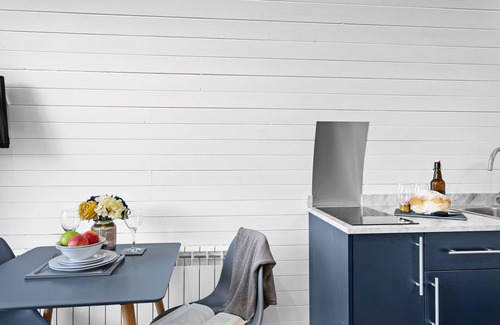 Wells Cabin | Honeycrisp, Apple Tree Glamping - a chalet that sleeps 2 guests in 1 bedroom