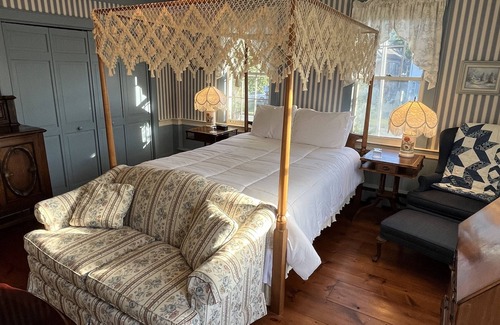 Chester Bed & Breakfast | Honeymoon Suite with Jacuzzi Tub in Historic Inn