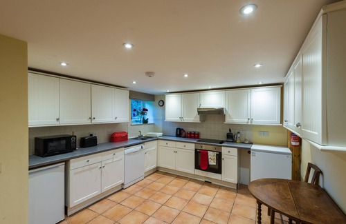 Llanfihangel Tal-y-llyn Cottage | Honeysuckle Cottage: is a really spacious place for a family or group of friends