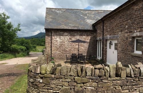 Llanfihangel Tal-y-llyn Cottage | Honeysuckle Cottage: is a really spacious place for a family or group of friends