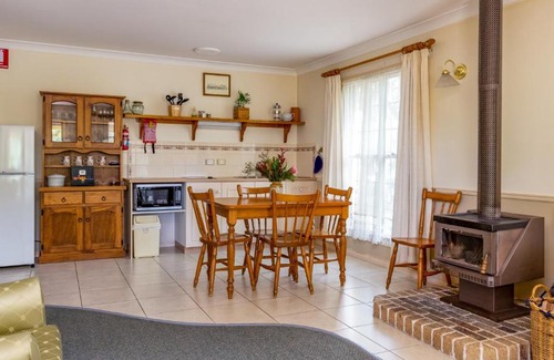 Stanthorpe Cabin | Honeysuckle Cottages